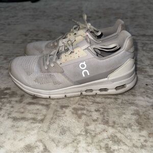 Oncloud Women’s Tennis shoes Women’s 7 Like New barely worn too small for me